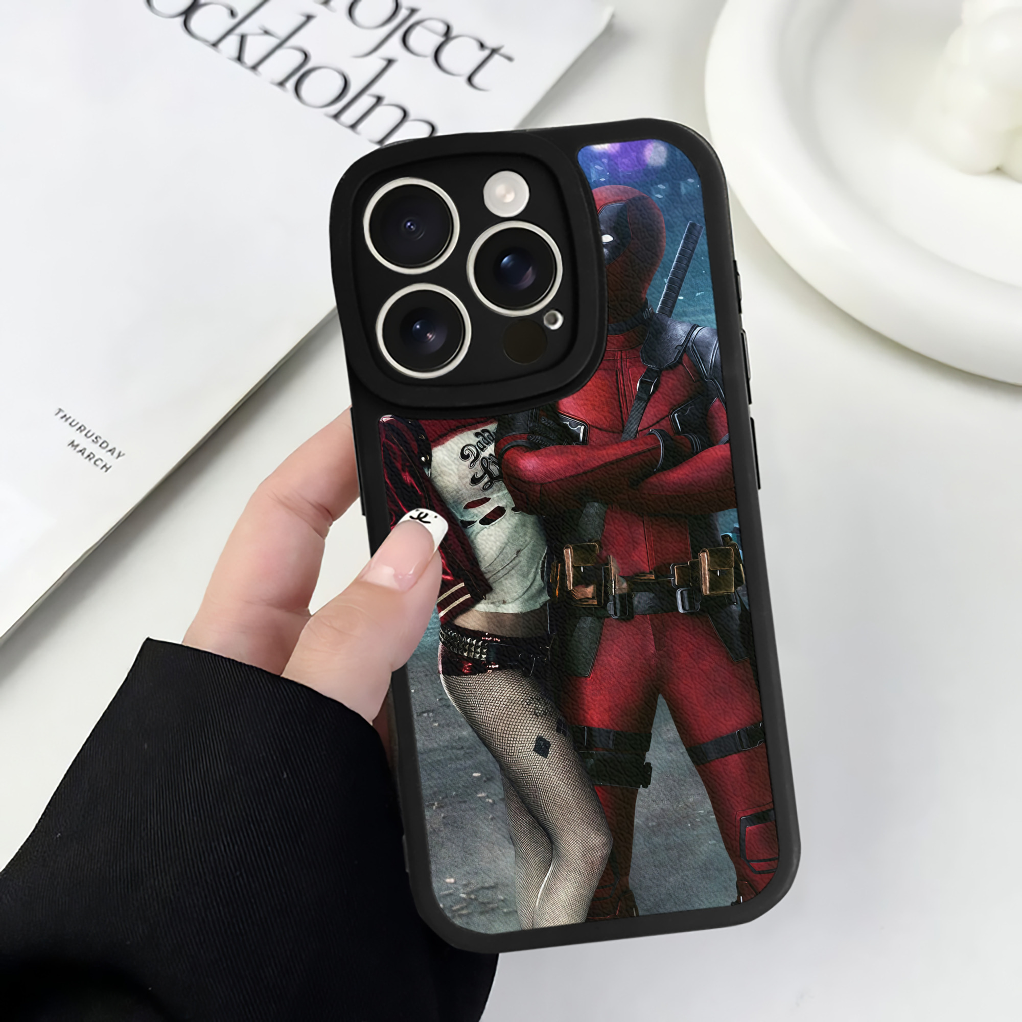 （画像用） Deadpool デッドプール 【iPhone 16シリーズ対応】シリコンスマホケース（レザー調） 材質：シリコン